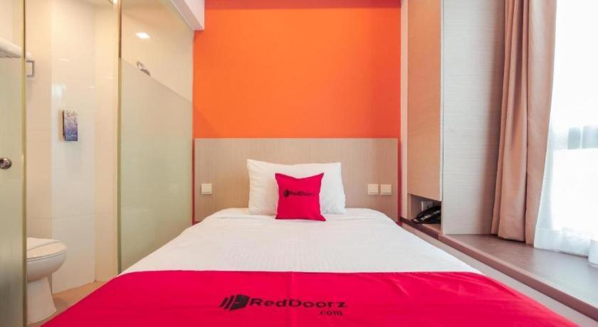 Отель Reddoorz Premium @ Balestier Сингапур Экстерьер фото