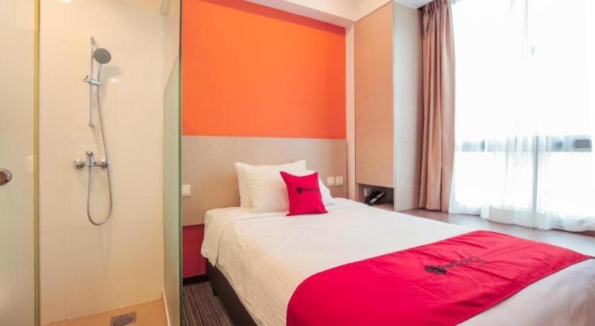 Отель Reddoorz Premium @ Balestier Сингапур Экстерьер фото