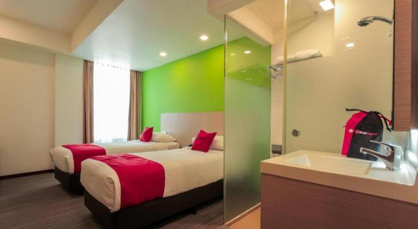 Отель Reddoorz Premium @ Balestier Сингапур Экстерьер фото